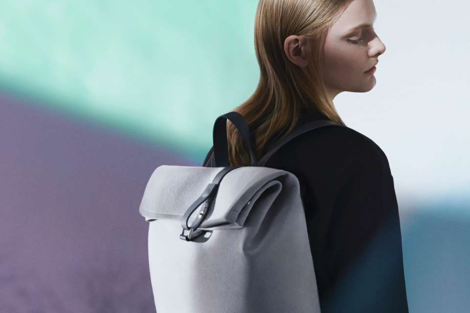 Grayish white，Serpentine Bag，Winding bag，