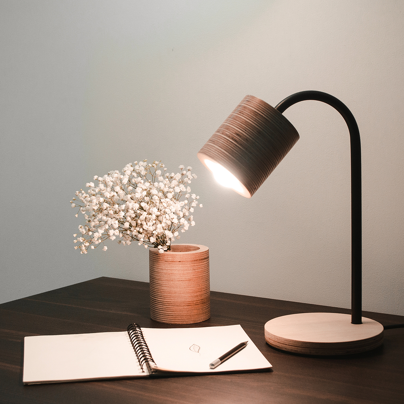 Natural birch plywood，Metal base，Desk lamp，C-light，