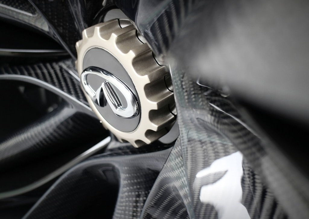 Both elegant and wild，Majestic style and full of sensibility，Powerful and surging power performance，Chassis air backflow device，Front and rear spoiler，