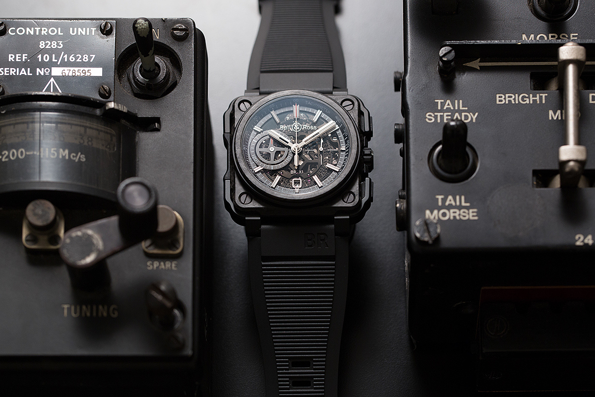 Inspired by military flight，Geometric shape of watch case，Smooth metallic texture，Sporty style，