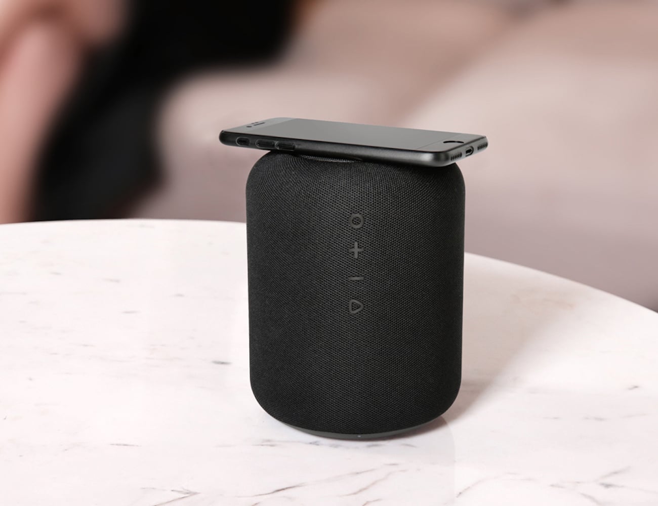 product design，industrial design，Home accessories，speaker，black，Woven fabric，Leatherwear，Wireless charging，