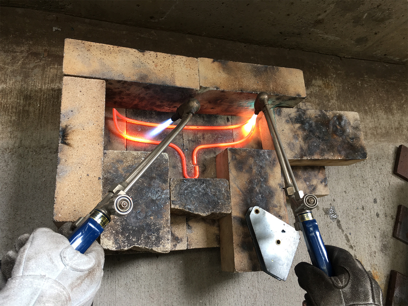 WOMAN HANGS，coat hanger，Handmade，Wooden column，Metal，