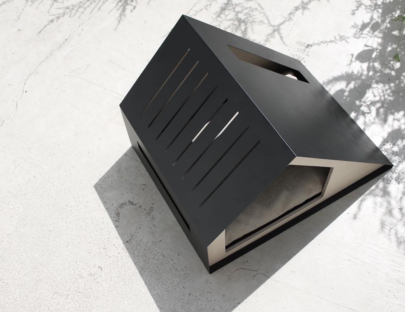 Doville luxury pet house，Bad Marlon，