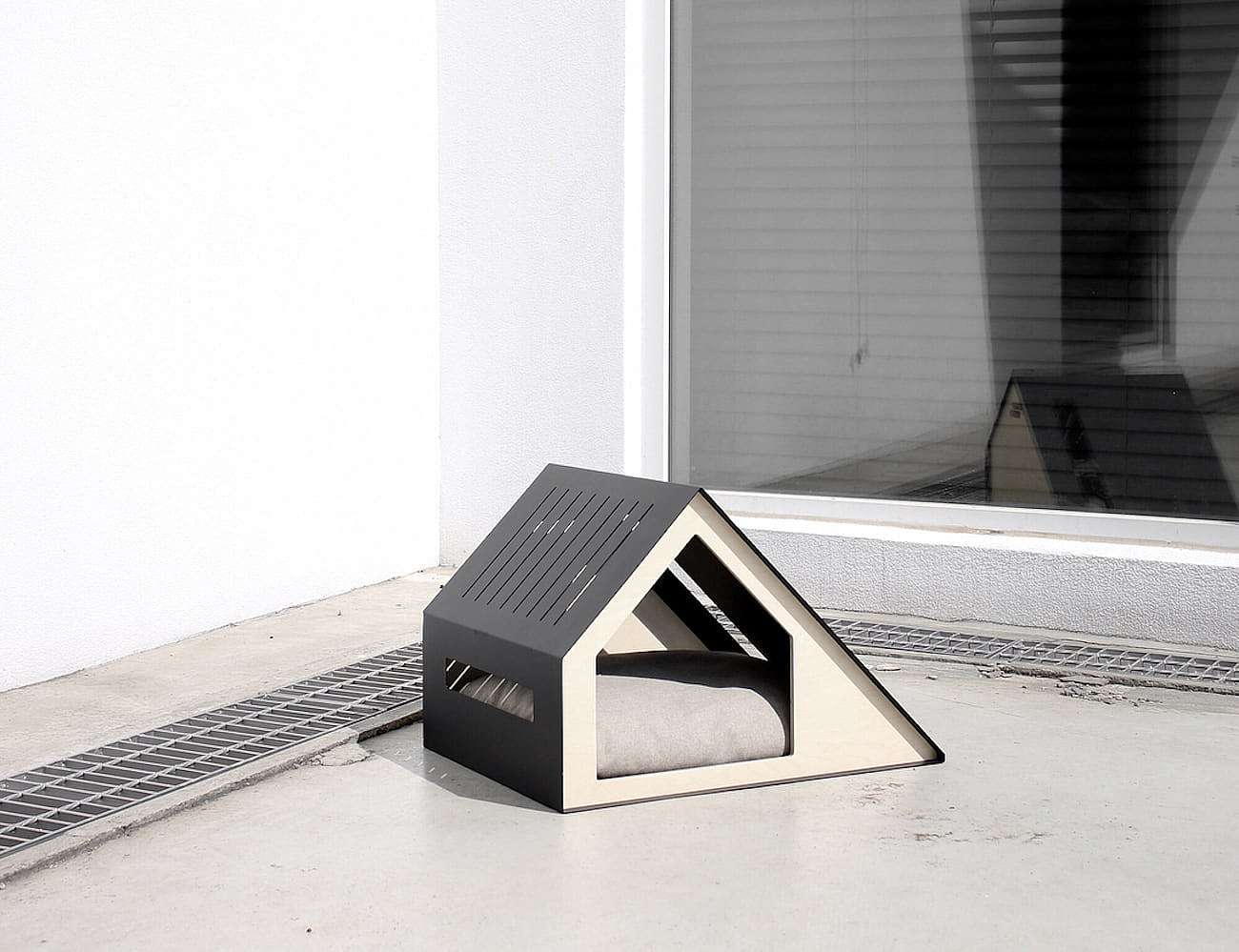 Doville luxury pet house，Bad Marlon，