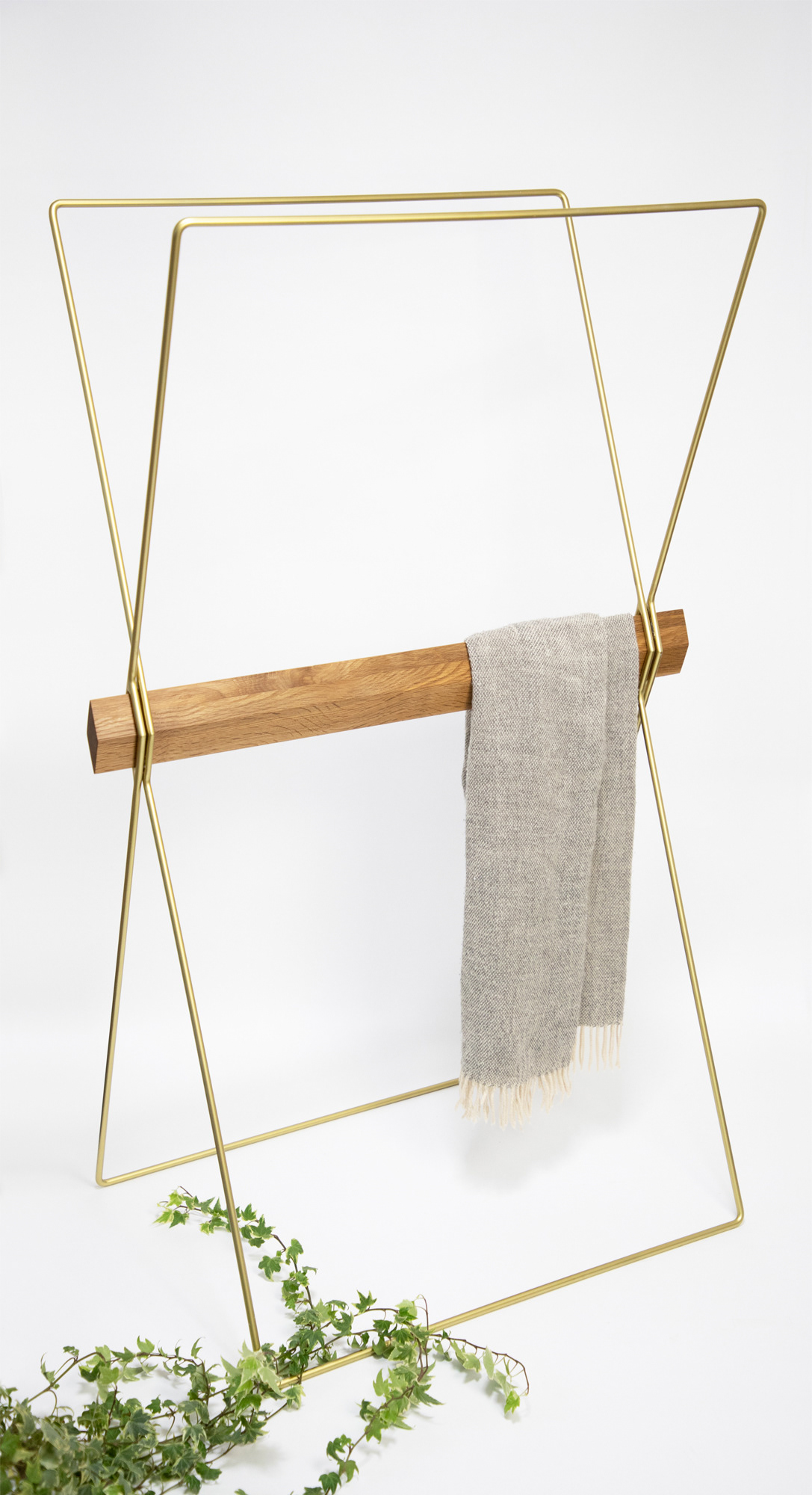 Home design，chair，Backrest seat，Wooden stool，Triangular structure，Metal chair，Wooden chair，sofa，Cloth seat，Clothes rack，Simple structure，Interspersed，Wood and metal，Structural fixation，Simple and fashionable clothes，Minimalist，Convenient transportation，Bionics Design ，Storage rack，Wood material，Release birds，Movable，