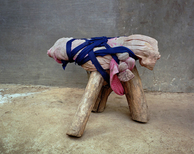 Home design，chair，Backrest seat，Wooden stool，Triangular structure，Metal chair，Wooden chair，sofa，Cloth seat，Clothes rack，Simple structure，Interspersed，Wood and metal，Structural fixation，Simple and fashionable clothes，Minimalist，Convenient transportation，Bionics Design ，Storage rack，Wood material，Release birds，Movable，