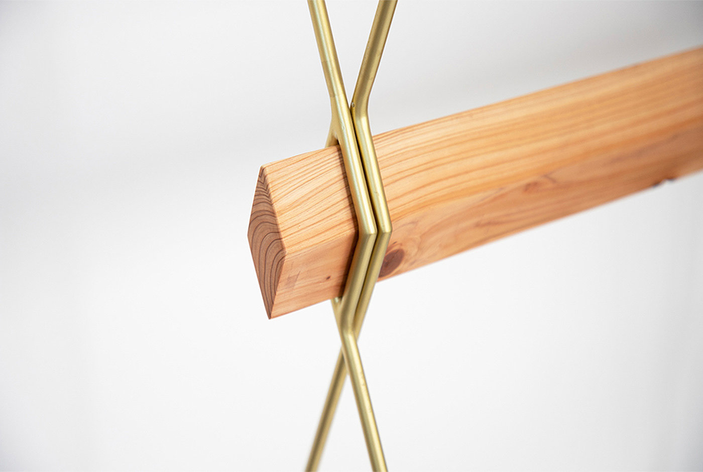 Home design，chair，Backrest seat，Wooden stool，Triangular structure，Metal chair，Wooden chair，sofa，Cloth seat，Clothes rack，Simple structure，Interspersed，Wood and metal，Structural fixation，Simple and fashionable clothes，Minimalist，Convenient transportation，Bionics Design ，Storage rack，Wood material，Release birds，Movable，
