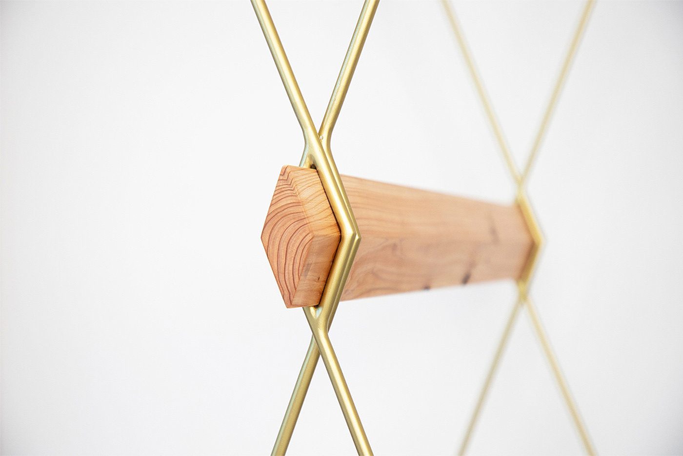 Home design，chair，Backrest seat，Wooden stool，Triangular structure，Metal chair，Wooden chair，sofa，Cloth seat，Clothes rack，Simple structure，Interspersed，Wood and metal，Structural fixation，Simple and fashionable clothes，Minimalist，Convenient transportation，Bionics Design ，Storage rack，Wood material，Release birds，Movable，