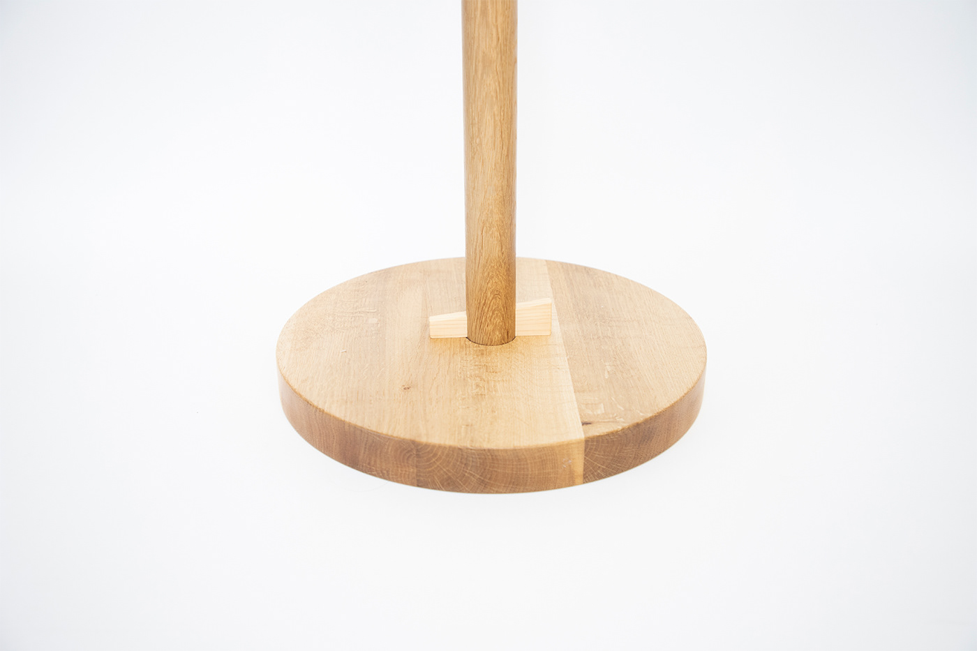 Home design，chair，Backrest seat，Wooden stool，Triangular structure，Metal chair，Wooden chair，sofa，Cloth seat，Clothes rack，Simple structure，Interspersed，Wood and metal，Structural fixation，Simple and fashionable clothes，Minimalist，Convenient transportation，Bionics Design ，Storage rack，Wood material，Release birds，Movable，