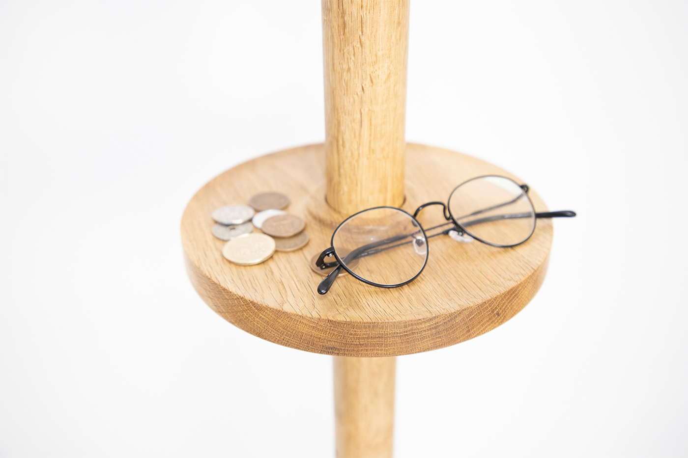 Home design，chair，Backrest seat，Wooden stool，Triangular structure，Metal chair，Wooden chair，sofa，Cloth seat，Clothes rack，Simple structure，Interspersed，Wood and metal，Structural fixation，Simple and fashionable clothes，Minimalist，Convenient transportation，Bionics Design ，Storage rack，Wood material，Release birds，Movable，