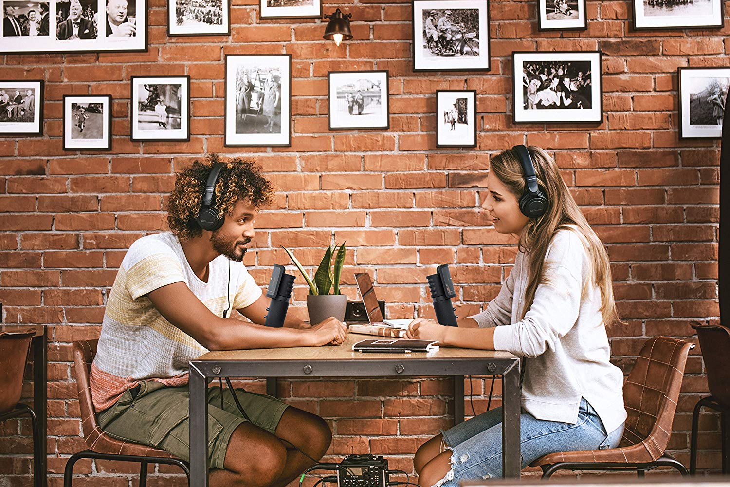 product design，industrial design，atmosphere，black，Monitor headphones，