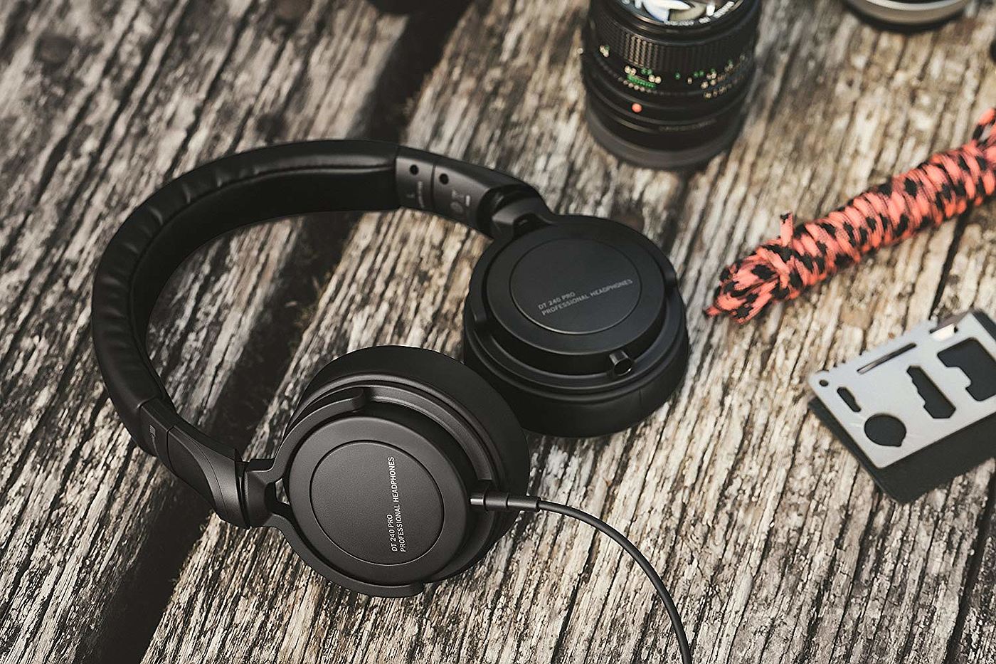 product design，industrial design，atmosphere，black，Monitor headphones，
