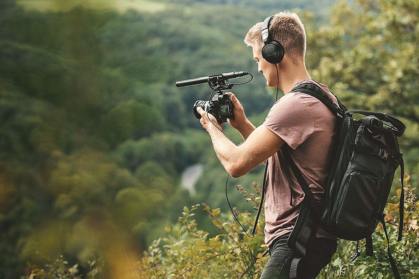 product design，industrial design，atmosphere，black，Monitor headphones，