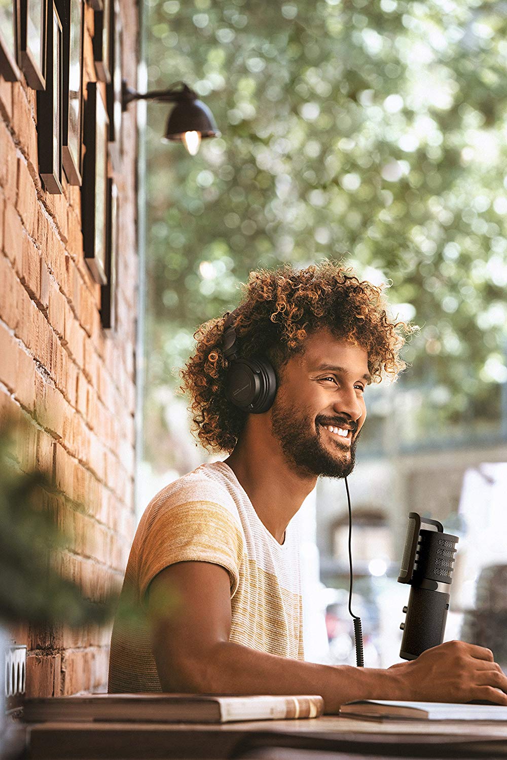 product design，industrial design，atmosphere，black，Monitor headphones，