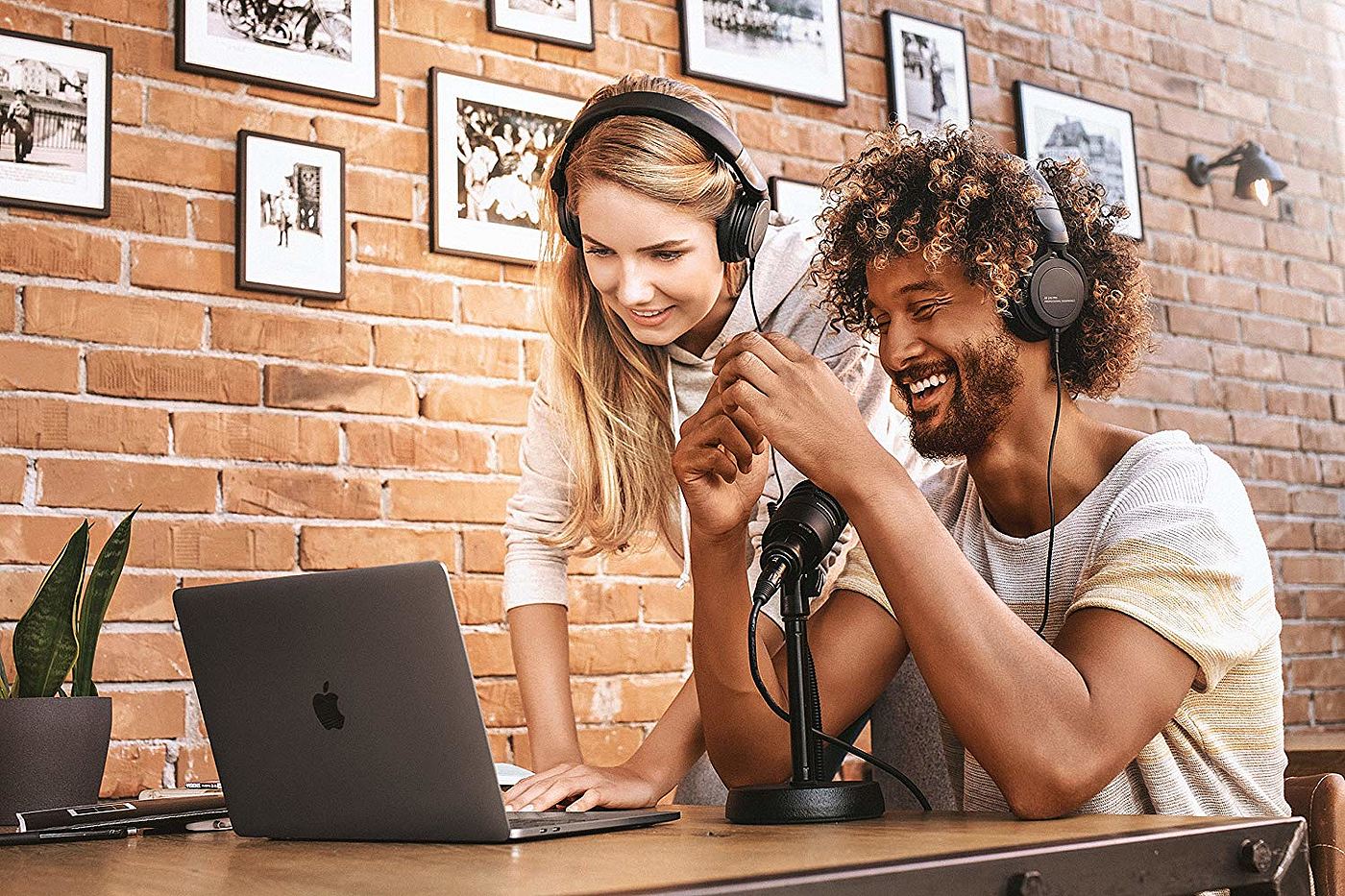 product design，industrial design，atmosphere，black，Monitor headphones，