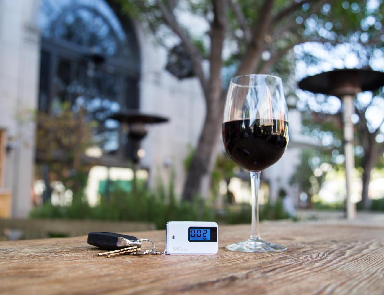 BACtrack，Alcohol measuring instrument，portable，product design，