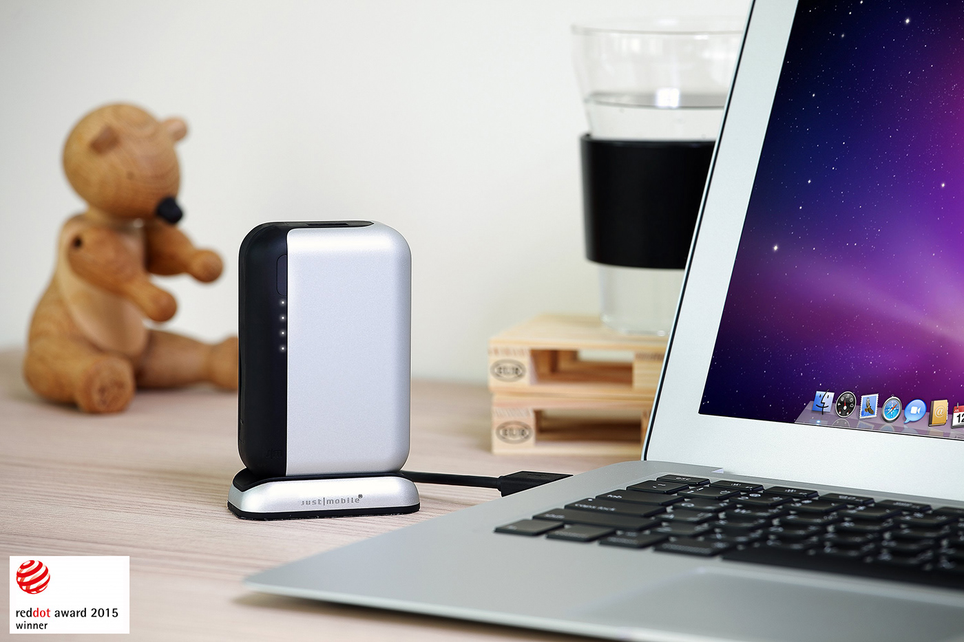 Seat charging mobile power supply，white，black，reddot award，2015 red dot，