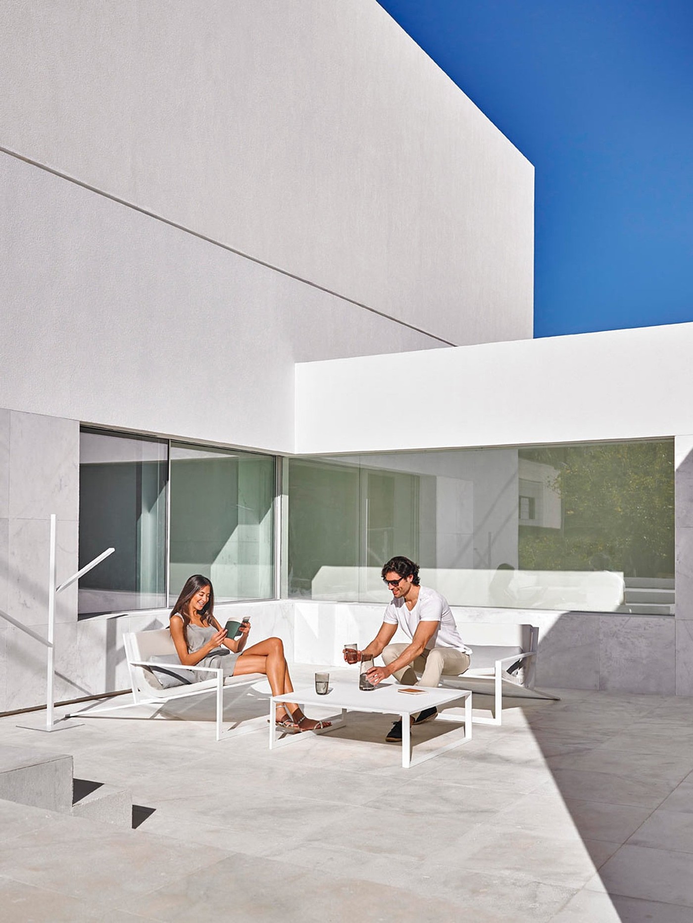 industrial design，Aluminum，white，Gandia Blasco，outdoors，chair，