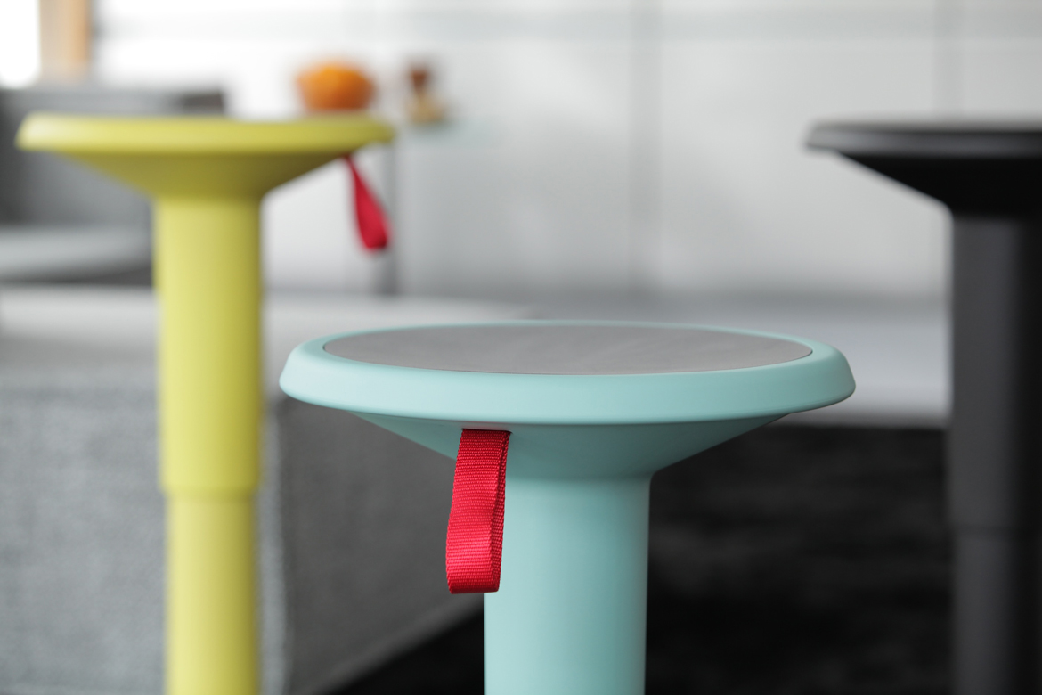 chair，to work in an office，UPis1，