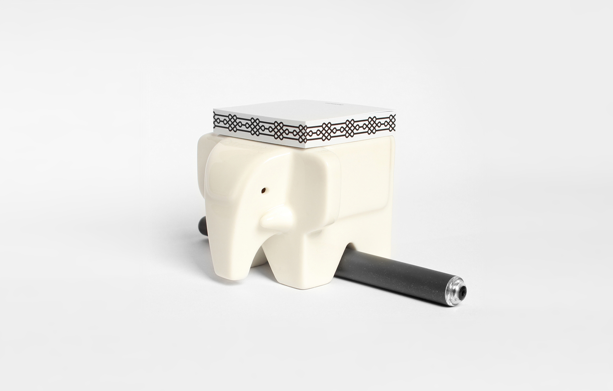 elephant，sticky note，