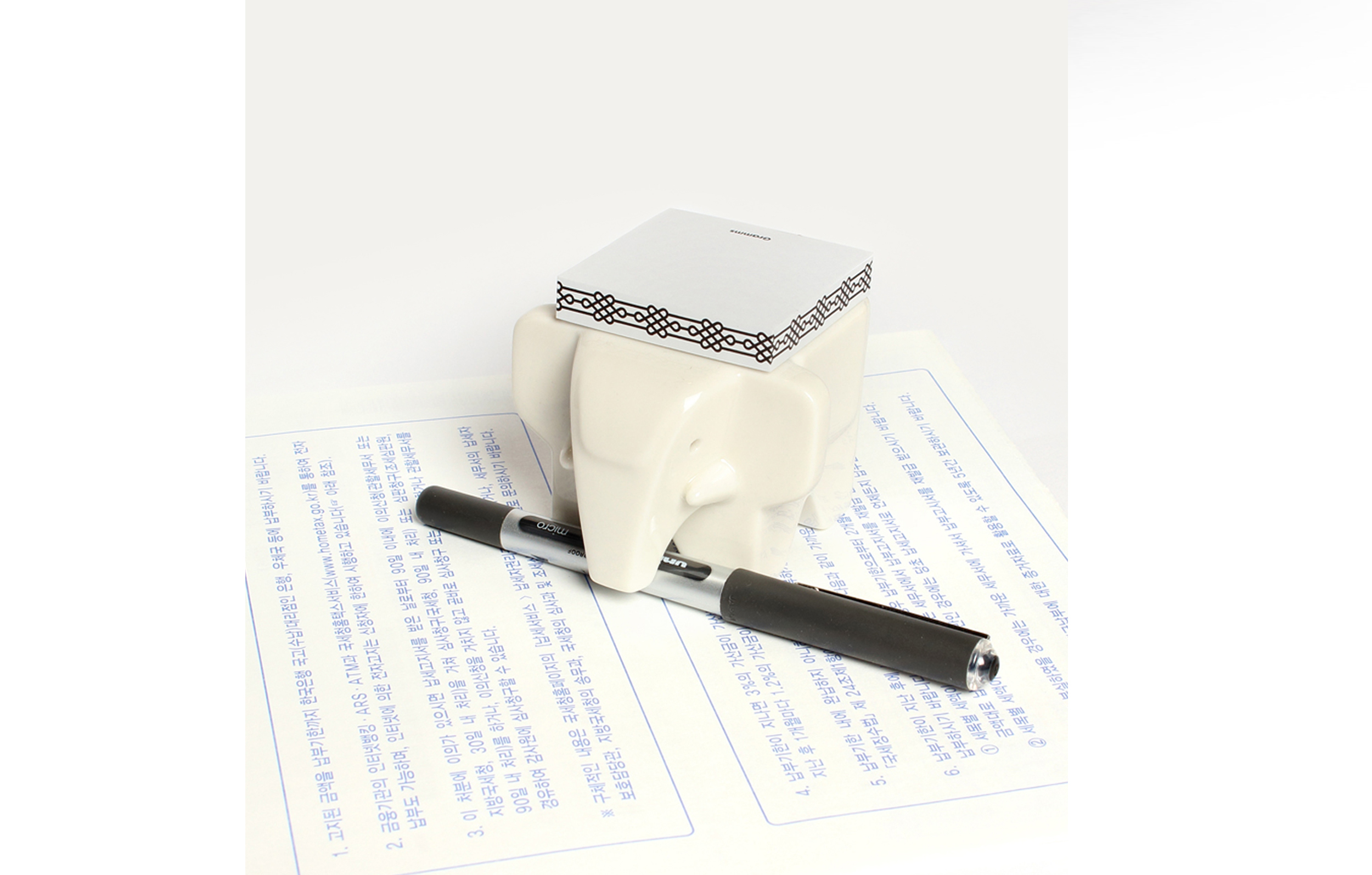 elephant，sticky note，