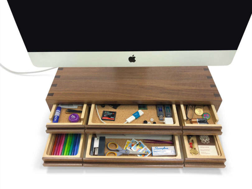 wood，desk，The Planet 6，