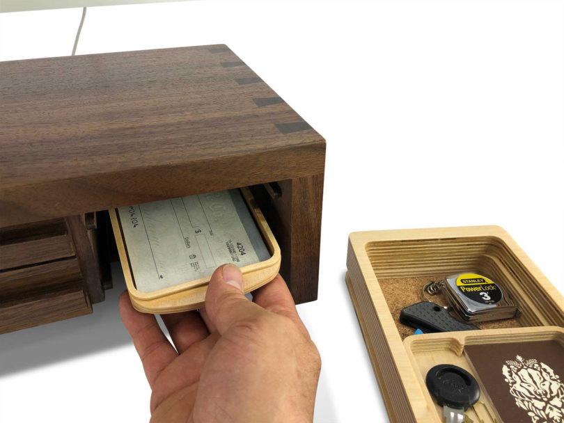 wood，desk，The Planet 6，