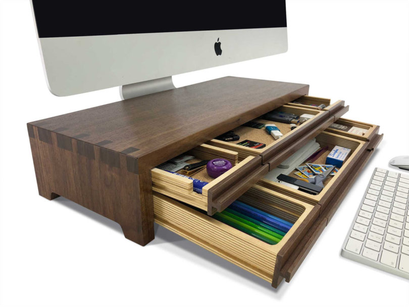 wood，desk，The Planet 6，