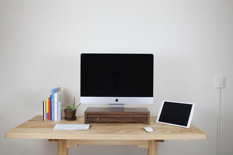 wood，desk，The Planet 6，