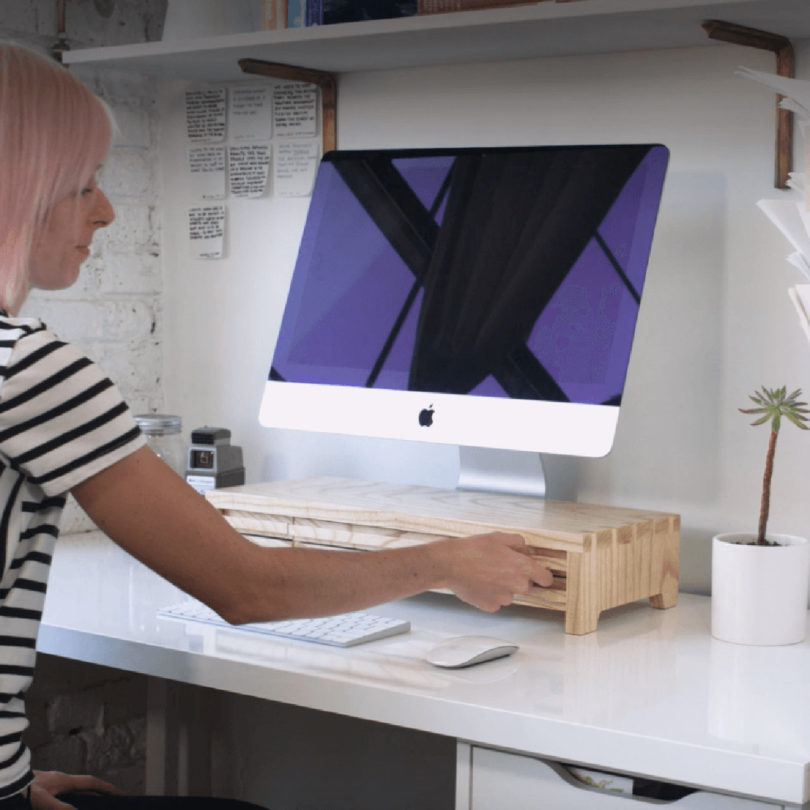 wood，desk，The Planet 6，