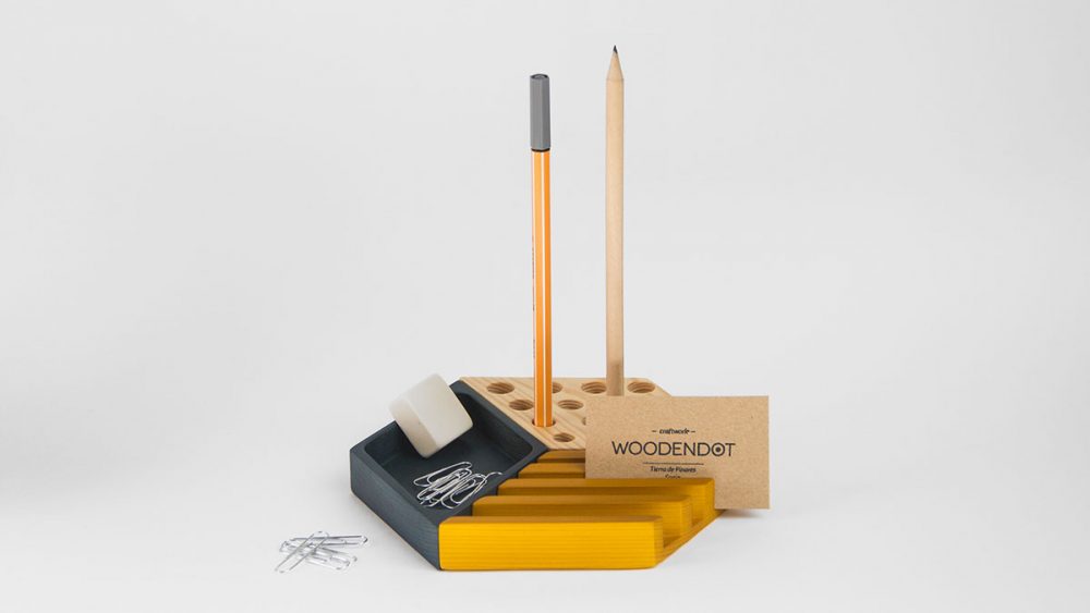 Receive，to work in an office，desktop，here，