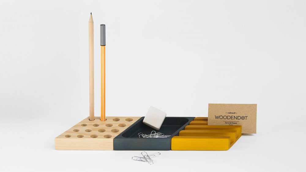 Receive，to work in an office，desktop，here，