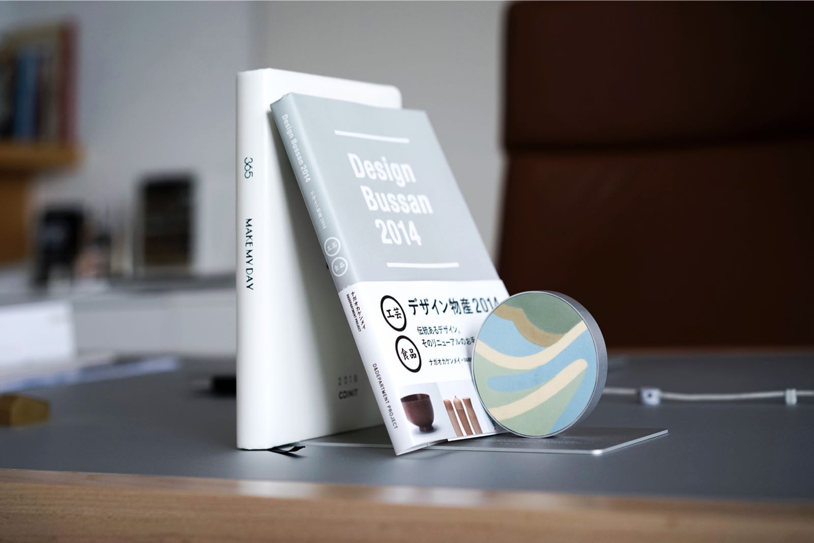 Fujian，prism，lodestone，Magnetic attraction，Paperweight，Minimalist，Cylindrical design，Sense of design，Color painting，bookshelf，Cultural and creative design，Characteristics of Southern Fujian，Tile，