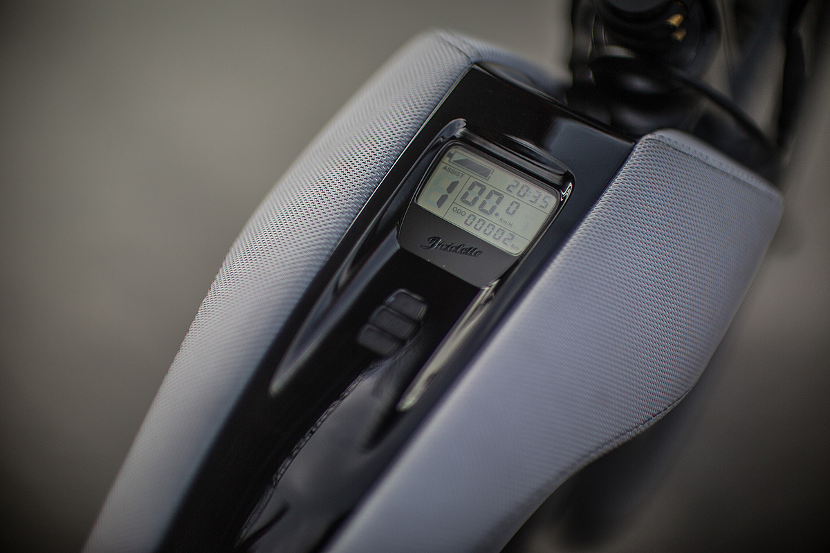 Pedal electric hybrid，Carbon fiber material，Led turn signal lamp，Light and fast，There is storage space，