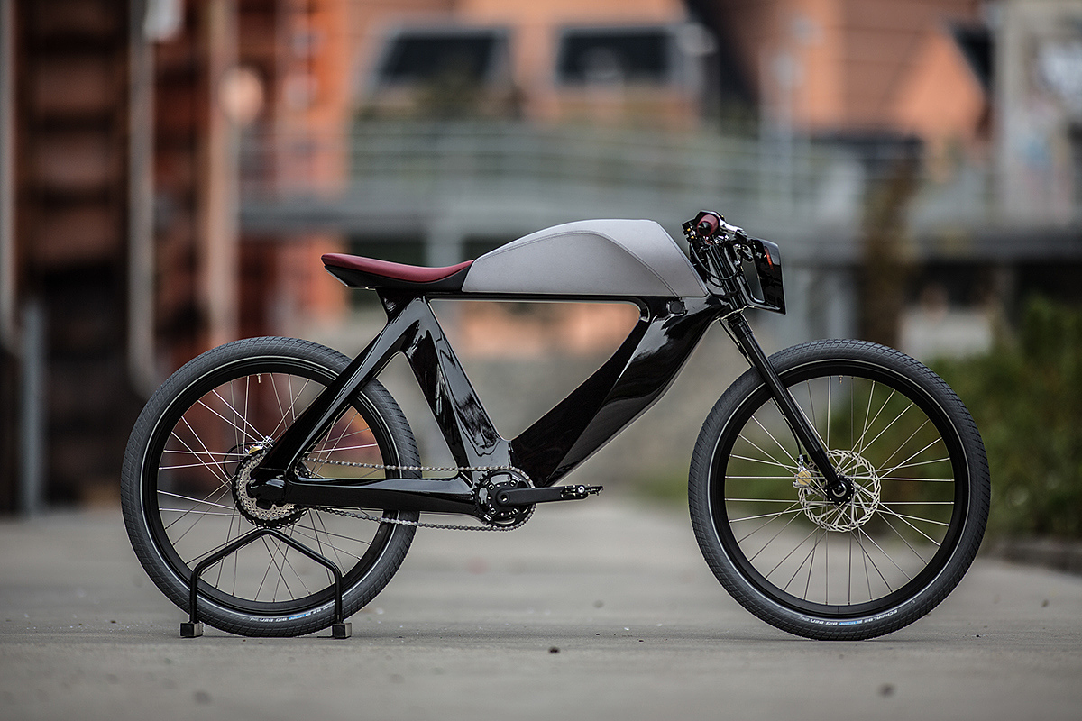 Pedal electric hybrid，Carbon fiber material，Led turn signal lamp，Light and fast，There is storage space，