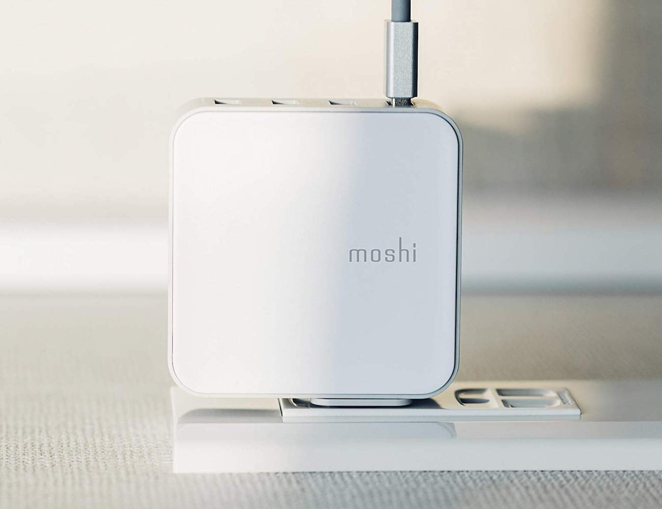 white，Port USB charger，Moshi ProGeo，