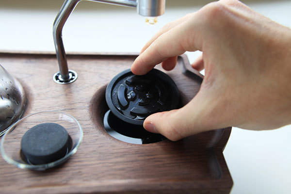 induction heating，Black artificial marble，Stainless steel ball bearing，Hand blown glass，American walnut tray，Retro，gentleman，