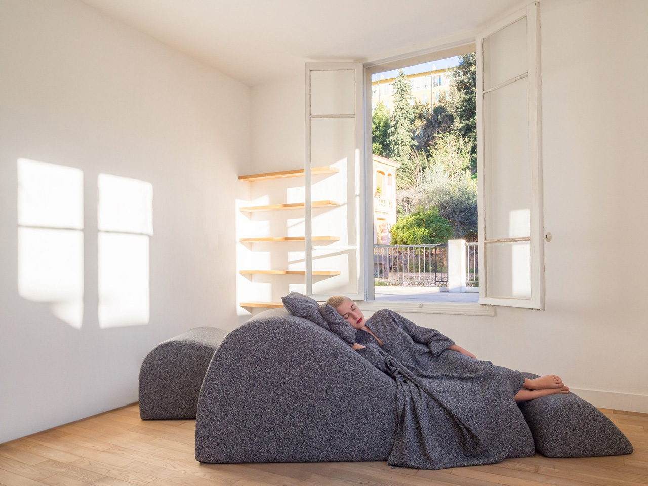 grace，sofa，comfortable，soft，Aesthetic feeling，