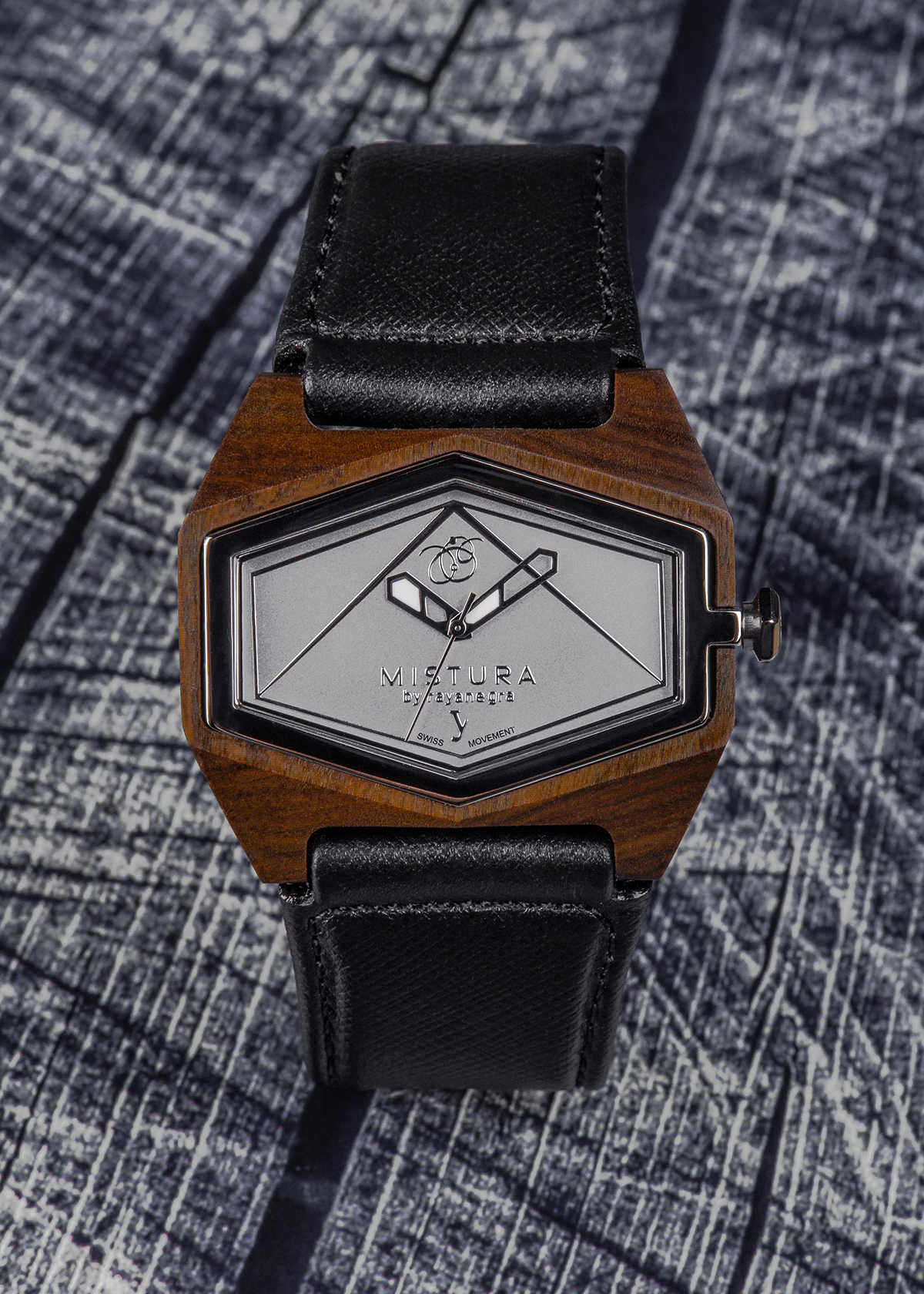 Fashion atmosphere，geometric modeling ，woodiness，lithe，