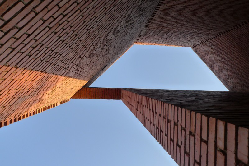 fashion，Minimalist，modern，Architectural design，Warm color，yellow，Use up，natural，sunshine，Industrial wind，brick，exhibition，art gallery，Fine Arts，Beijing，reform，red brick，