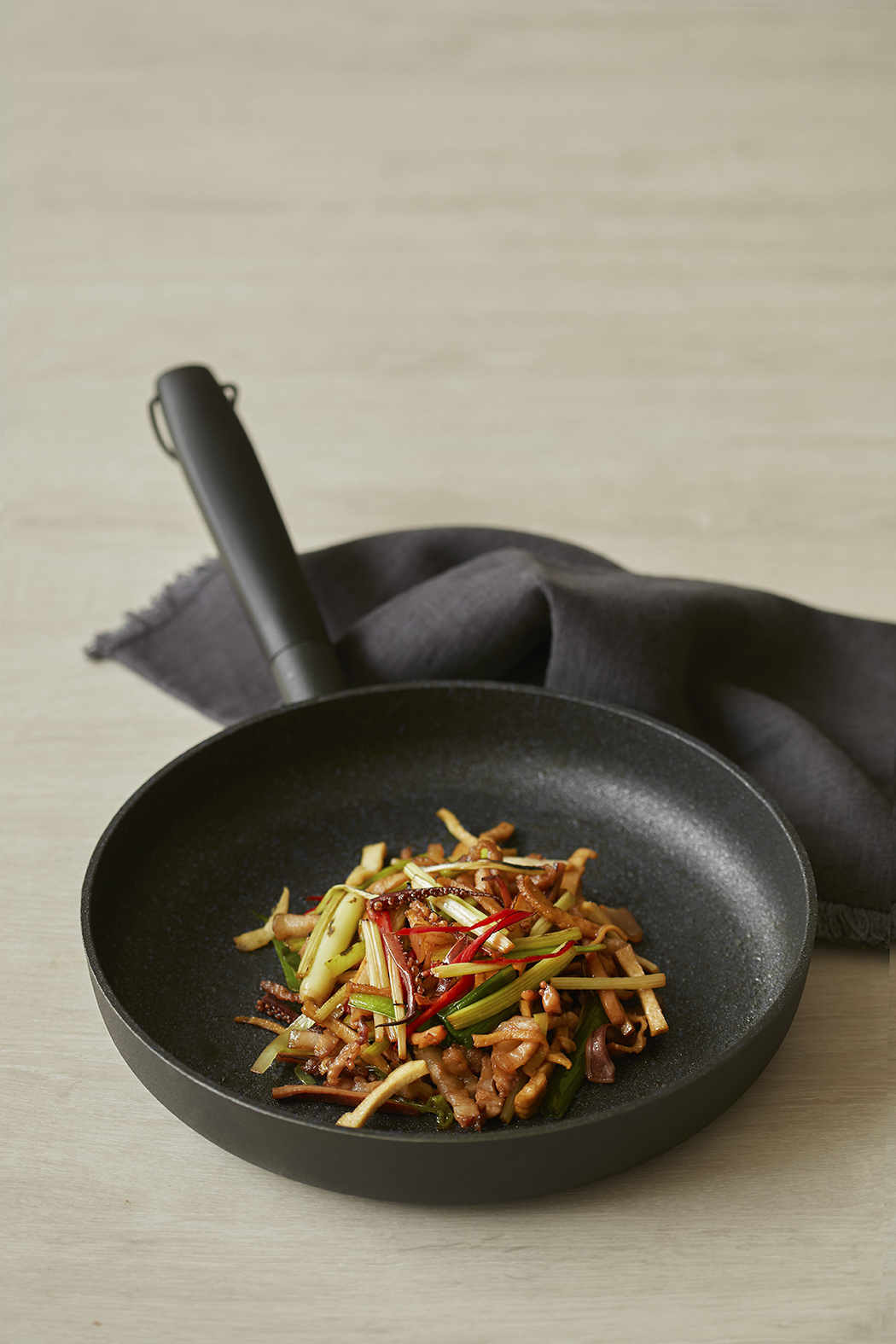 JIA，Monolithic，cooker，kitchen，black，Isamu Noguchi Award，Minimalist，