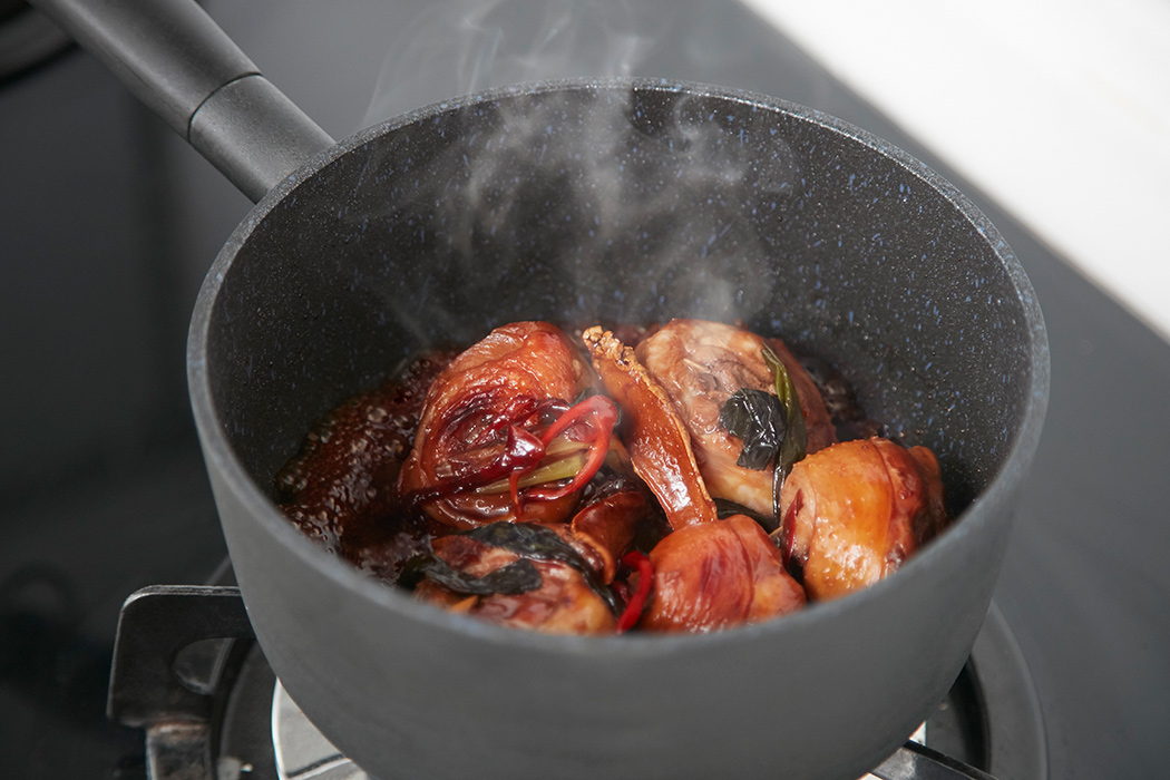 JIA，Monolithic，cooker，kitchen，black，Isamu Noguchi Award，Minimalist，