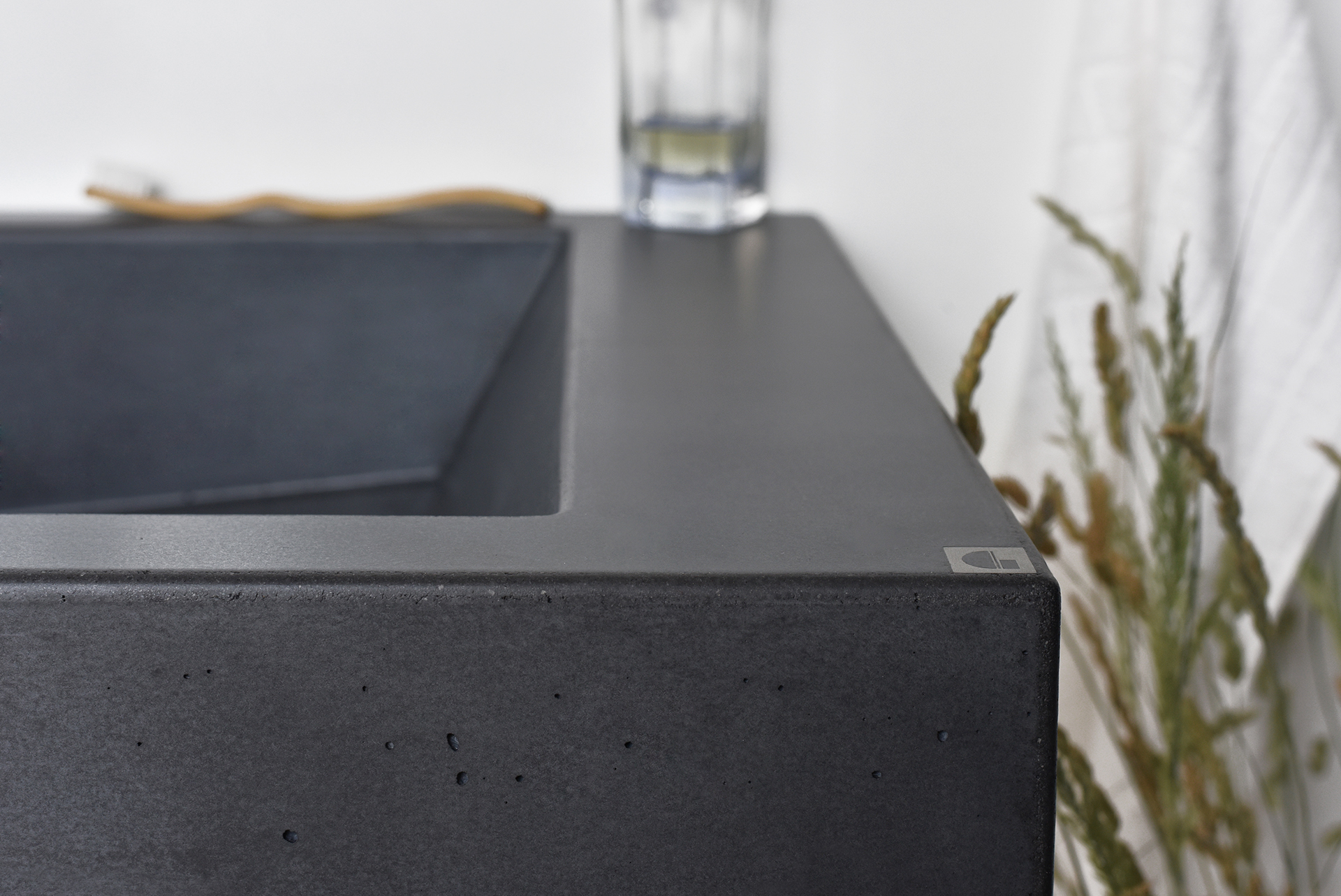 Wash basin，concrete，black，industrial design，product design，