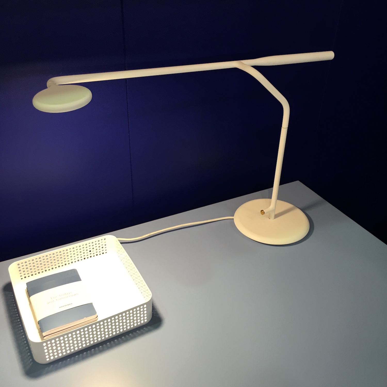 2018 red dot award，Desk lamp，flow，lamps and lanterns，lighting，originality，