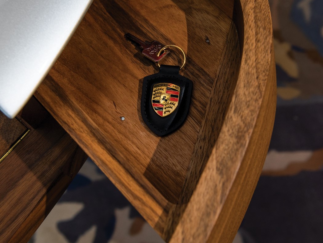 characteristic，Porsche，Table，desk，