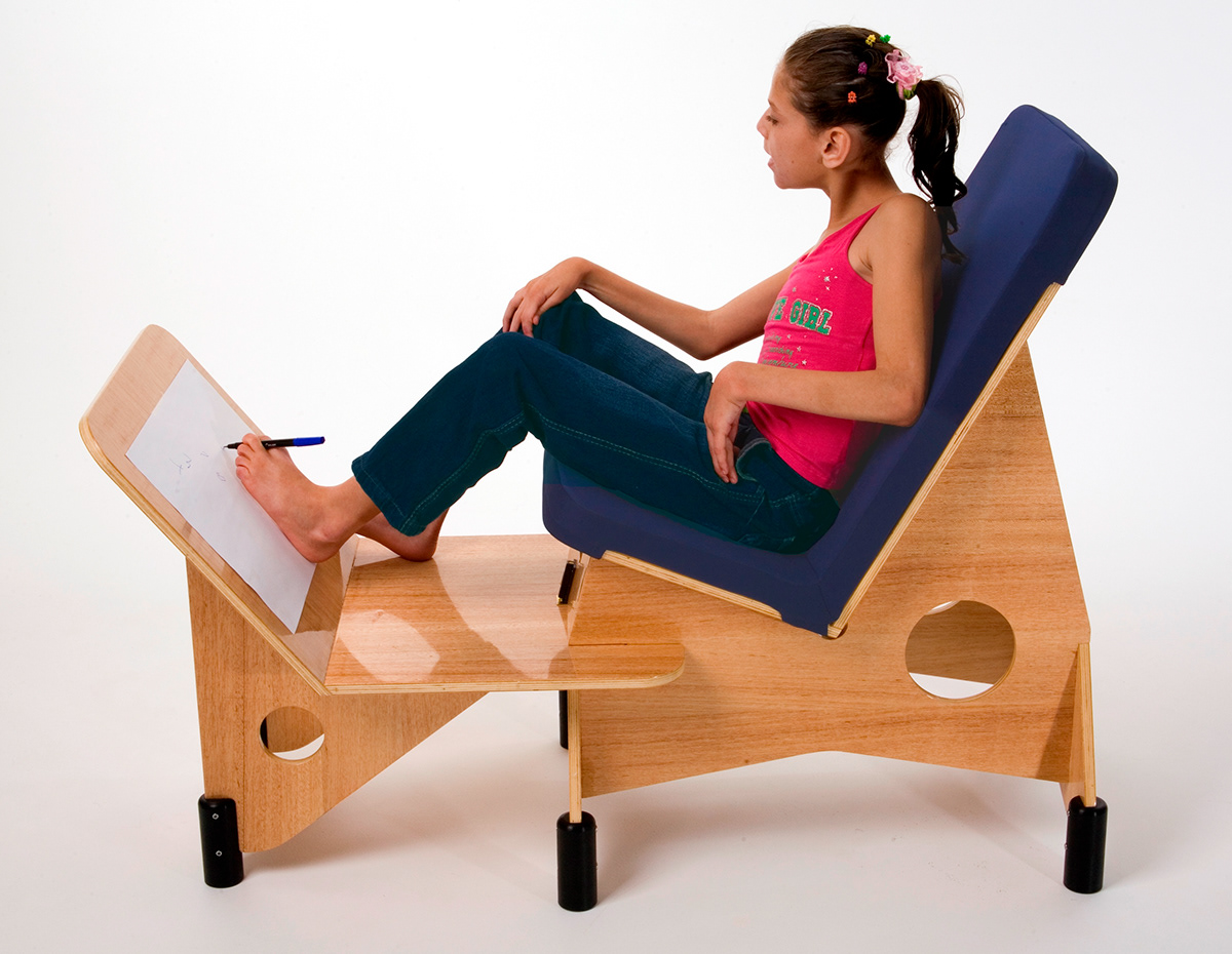 满满的正能量专为残障人士设计可以写字的桌子很有爱