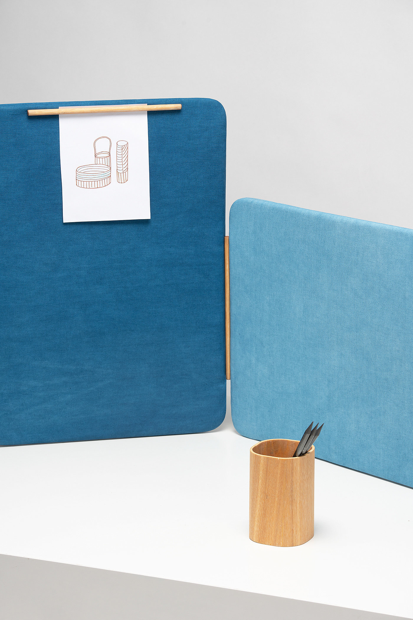 Blue dyeing process，Blue dye，Reception，desktop，blue，to work in an office，Stationery，BKID co，