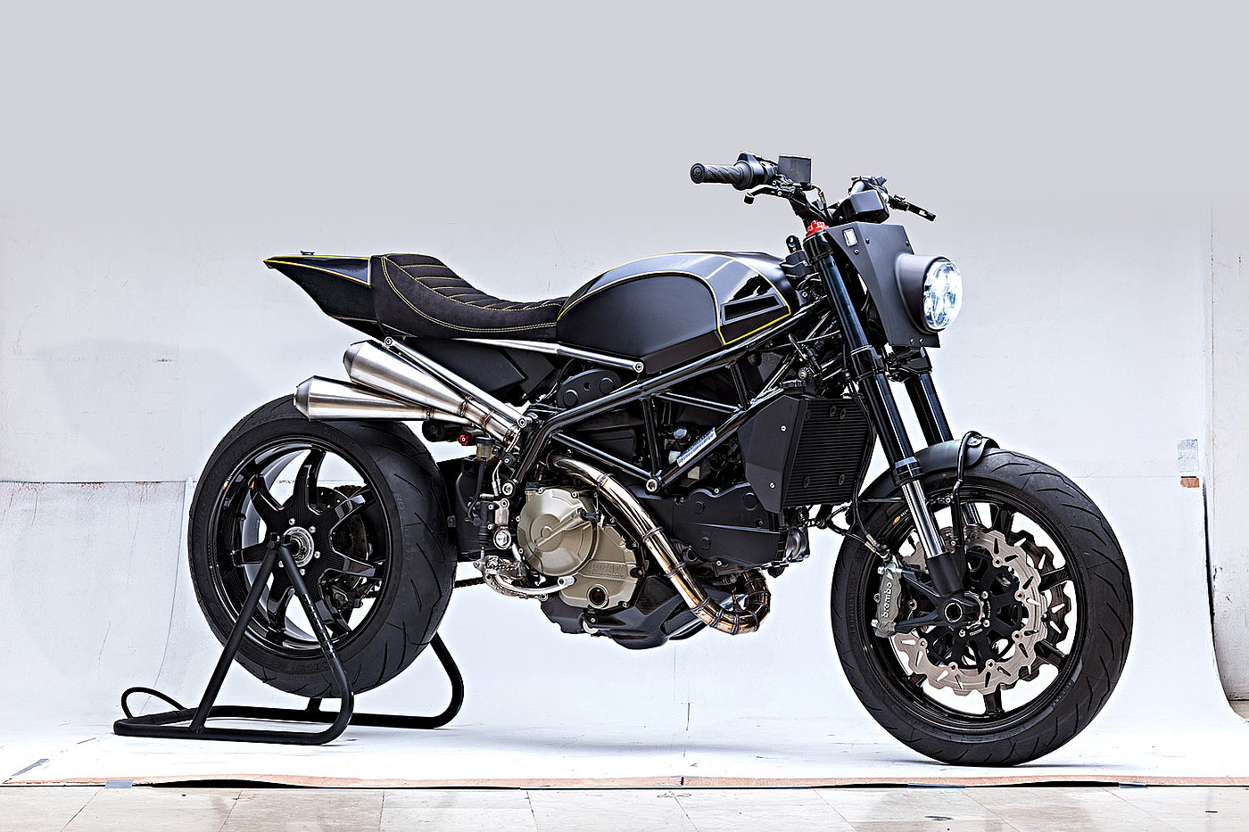 Muscular sensation，Out of the street，Pull wind，motorcycle，