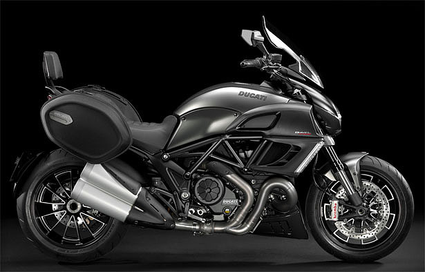 motorcycle，locomotive，Cool and wild，vehicle，ducats，