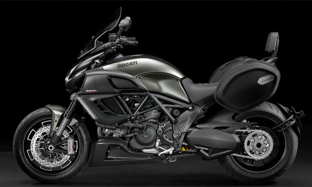 motorcycle，locomotive，Cool and wild，vehicle，ducats，